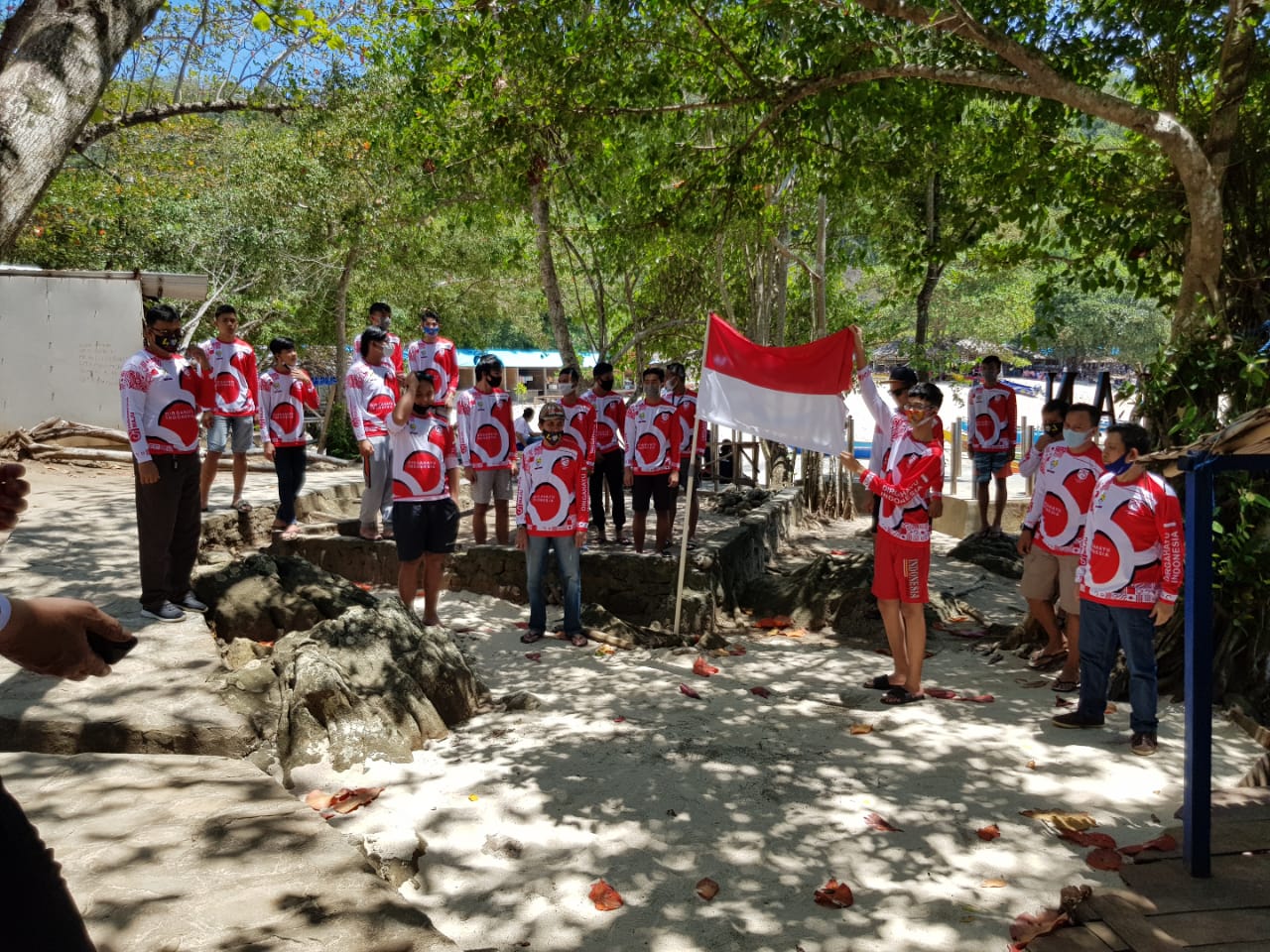 Merah Putih Dikibarkan Bright Elektrik  PLN Sulut di Pantai Pulisan